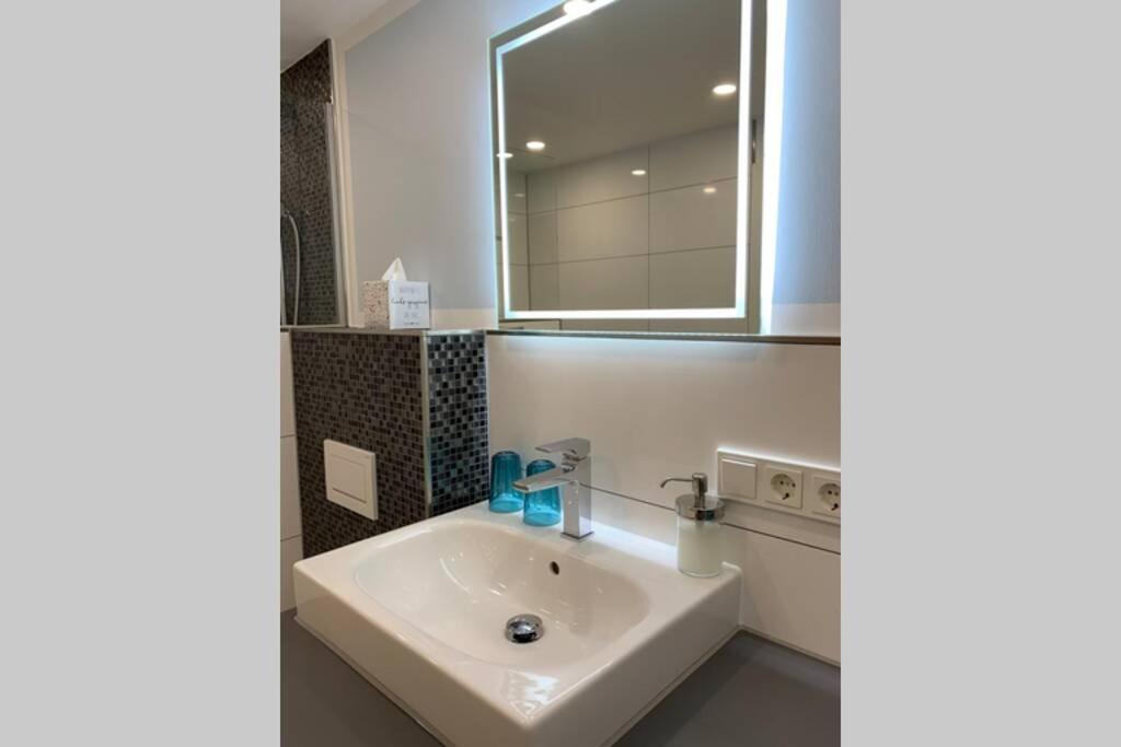 בון Modern Renovated Apartment Suited For Business Consultants - In Close Distance To Dt, Dhl And Un Campus - Reserved Parking מראה חיצוני תמונה